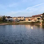 Sehr Schoene Ufernahe Ebenerdige Pura Vida Auf Der Halbinsel Scheid
