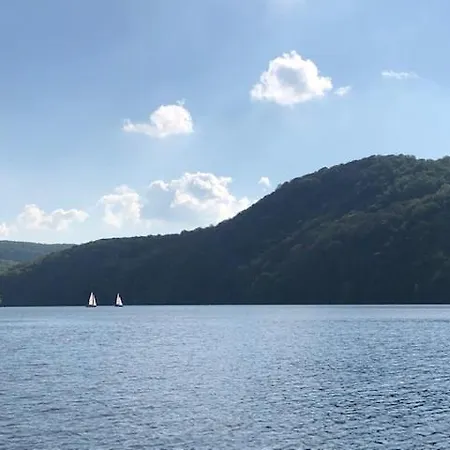 Sehr Schoene Ufernahe Ebenerdige Pura Vida Auf Der Halbinsel Scheid